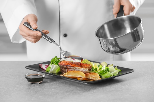Kucharz przygotowujący potrawę
